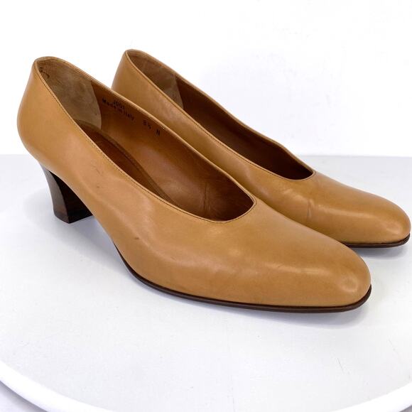 Vintage COACH Leather Heels Sz 8.5 Tan Almond Toe Pump Block Heel Quiet Luxury - Picture 1 of 11